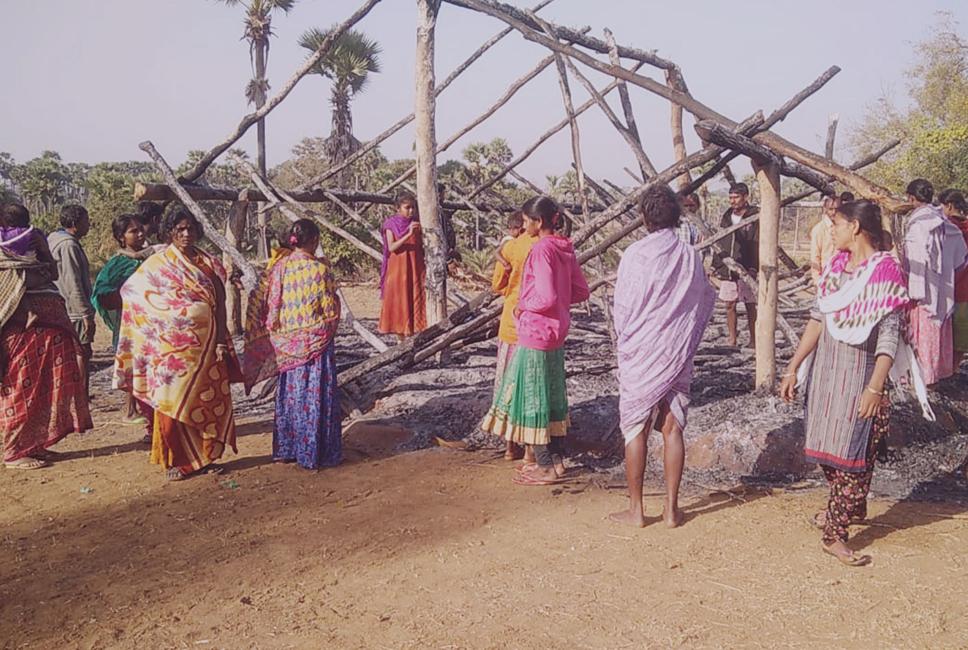 Iglesia quemada en una aldea india · Sirviendo a los cristianos perseguidos